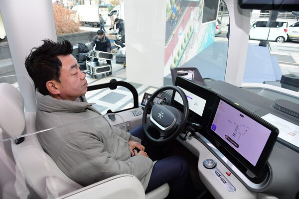 서울시 자율주행버스 탑승 중인 성흠제 의원