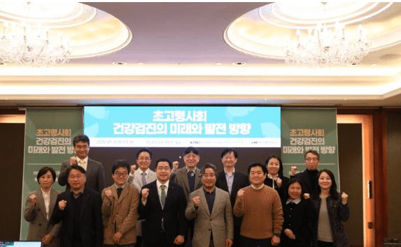 우리나라가 초고령사회로 진입하며 고령층을 위한 맞춤형 건강검진의 필요성이 커지고 있는 가운데, 성인 10명 중 8명은 현재 74세까지인 국가건강검진의 연령을 연장하는데 동의한다는 조사 결과가 나왔다. (사진= 한국의학바이오기자협회 제공)