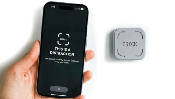 ‘브릭’으로 앱을 잠근 상태에서 앱을 켜려고 하자 ‘이것은 주의를 산만하게 합니다(This is a distraction)’라는 메시지가 나타나며 앱이 열리지 않는 모습. 브릭 LLC 제공