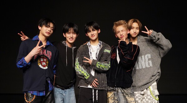 1VERSE의 멤버인 (왼쪽부터) 아이토, 석, 네이슨, 혁, 케니