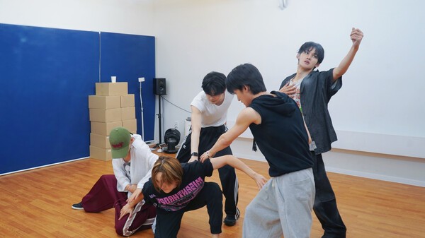 데뷔를 준비할 때 안무 연습을 하는 1VERSE 멤버들