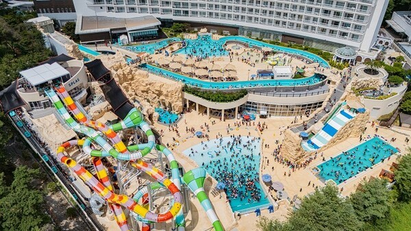 리뉴얼 오픈 이후 여름 성수기 동안 방문객들로 붐비는 스플라스 워터파크 전경