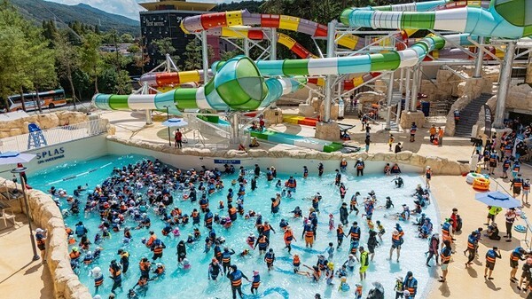 새롭게 선보인 어트랙션 ‘아쿠아스톰’을 즐기는 방문객들