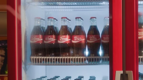 코카콜라 병에 로고 대신 샘, 벤 등의 영어 이름이 적혀 있다. 코카콜라 공식 유튜브 동영상 캡처