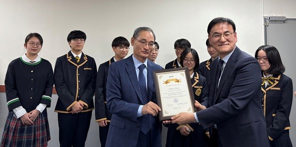 지난 3일 용인외대부고에서 열린 2025 IKNC HIGH 단체상 시상식에서 김무진 IKNC 이사장(앞줄 오른쪽)이 정용우 용인외대부고 교장(앞줄 왼쪽)에게 상을 전달하고 있다. / 사진=IKNC사무국 제공
