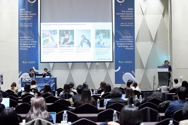 2025 한국영양학회 추계국제학술대회에서 발표 중인 디에스엠퍼메니쉬 APAC 학술연구 총괄 카이린 에크(Kai-Lin Ek) 박사