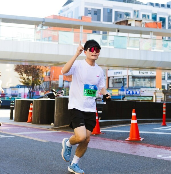 지난해 서울에서 열린 서울 YMCA 주최 마라톤 대회에 참가한 오현규 씨(사진출처: 아워심볼)