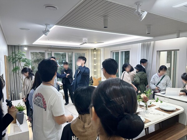 ‘영통역 우미 린’ 견본주택 유니트를 관람하는 예비 청약자들