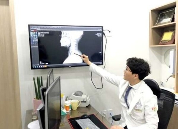 장시간 좌식 생활과 스마트폰 사용, 허리디스크 발병 연령 낮춘다